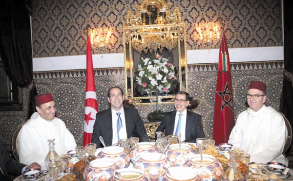 S.M le Roi offre un iftar en l'honneur du chef du gouvernement tunisien