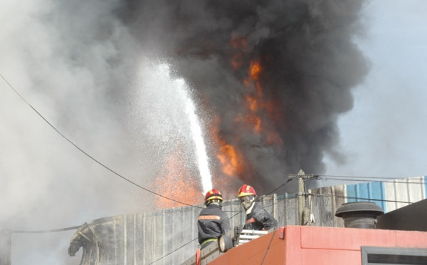 Un dépôt de “Colorado”  ravagé par le feu à Bouskoura