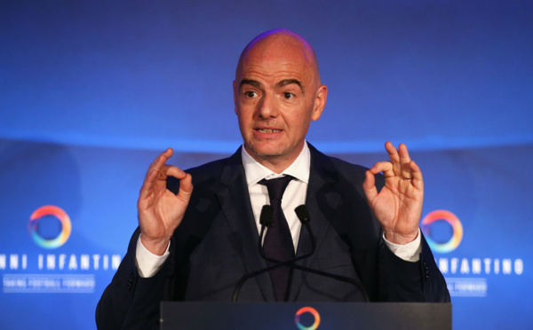 Infantino félicite Ronaldo et Messi