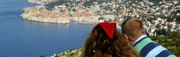 Insolite : Débauche de jeunes touristes