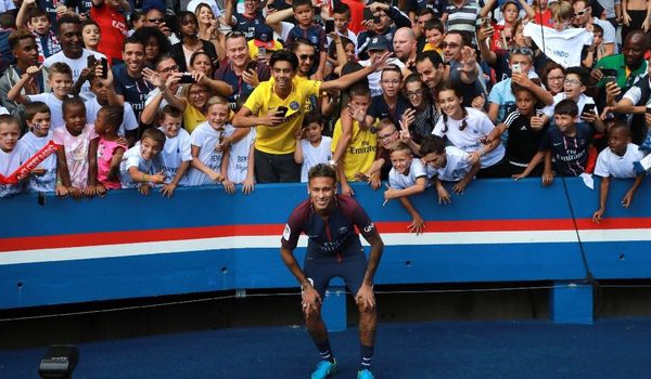 "Ici c'est"... Neymar! Le Parc des Princes célèbre sa nouvelle star