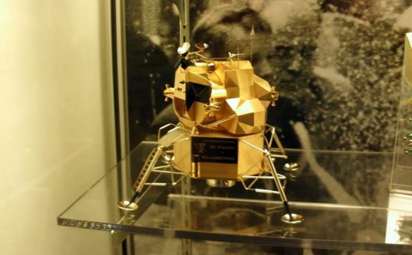 Vol d’une réplique en or du module lunaire de Neil Armstrong