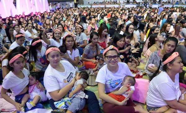 2.000 femmes allaitent leur bébé en public aux Philippines
