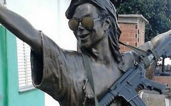 Insolite : A Rio, un fusil d'assaut pour Michael Jackson