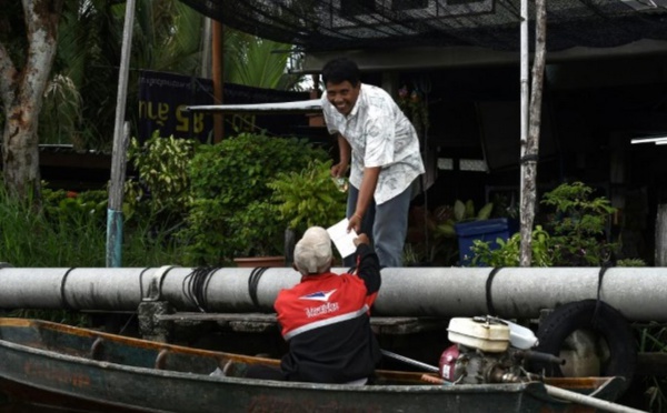 En Thaïlande, les derniers postiers à bateau
