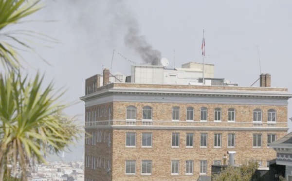 Une mystérieuse fumée noire sort du consulat russe de San Francisco