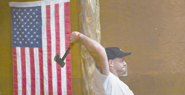 Le lancer de hache, le nouveau loisir qui monte aux Etats-Unis