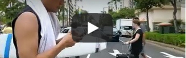 Honolulu verbalise les "zombies du téléphone"