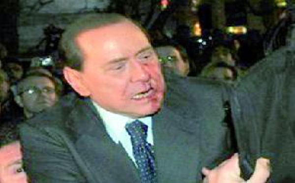 Berlusconi : agression à la statuette