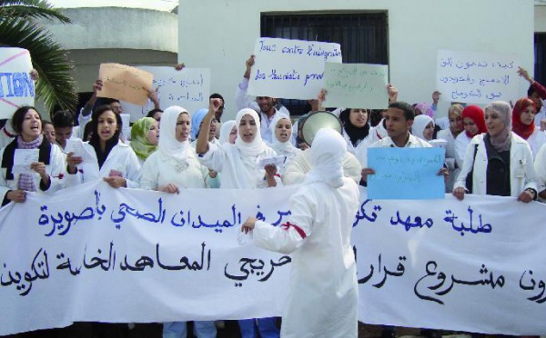 Les blouses blanches dénoncent la politique de deux poids deux mesures  :  Sit-in des élèves-infirmiers à Essaouira