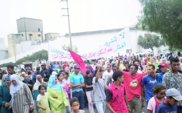 Les habitants de l’ex-bloc “D” d’Anza rasé en 2008 attendent toujours leurs lots de terrain aménagés : Des centaines de familles manifestent contre Al Omrane à Agadir
