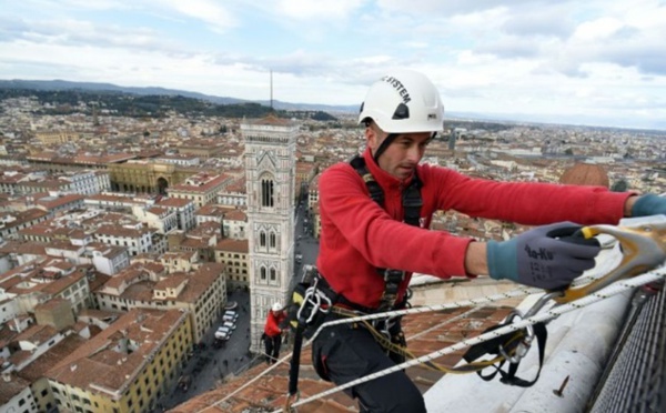 Des alpinistes au chevet de la coupole de Florence