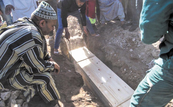 Les familles des victimes du panier de la honte enterrent leurs morts