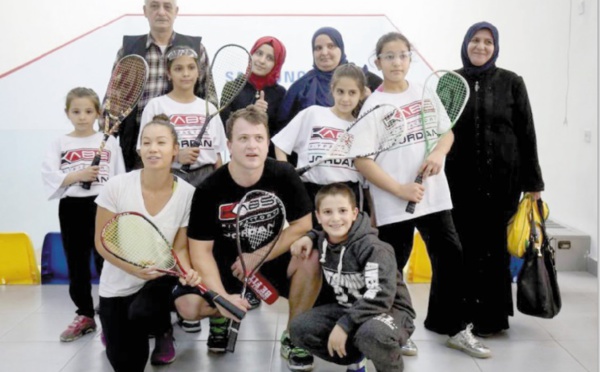 Loin de la guerre, de jeunes réfugiées syriennes se libèrent au squash