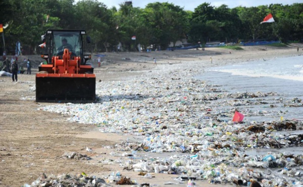 Un océan de déchets envahit les plages à Bali