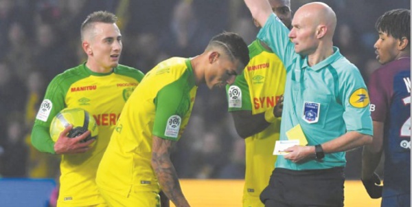 Insolite : Quand l'arbitre tacle un joueur