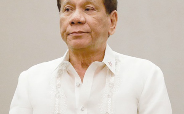 Insolite : Mâcher du chewing-gum soulage le dos du président philippin