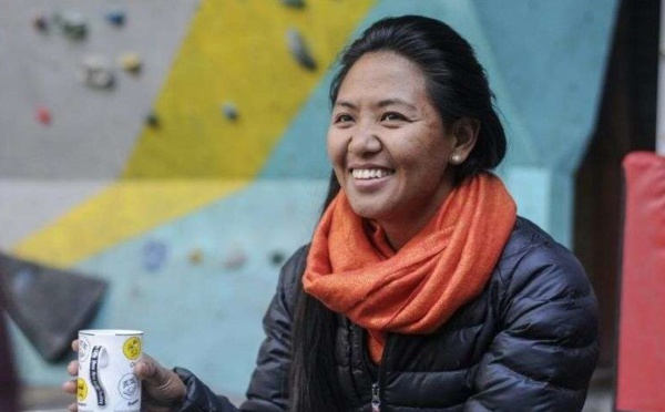 Au Népal, une Sherpa conquiert de nouveaux sommets