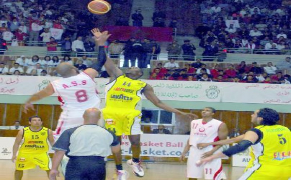 Les notations de joueurs et les à-côtés de la finale de la Coupe du Trône de basketball : La désorganisation a ravi la vedette