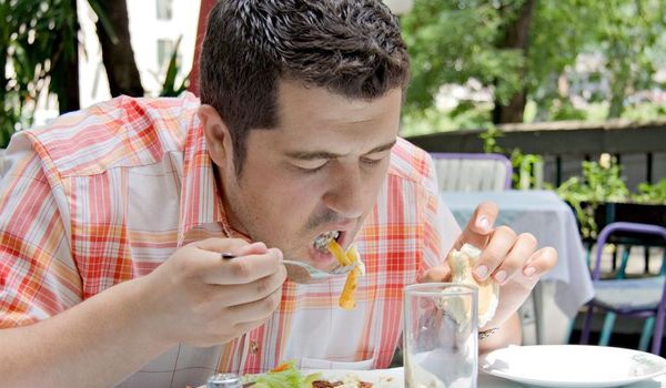 Manger moins vite permet de perdre du poids