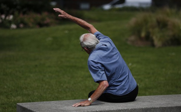 Bouger même sans transpirer pourrait prolonger la vie des seniors