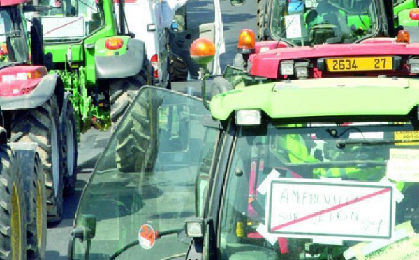 Manifestation des agriculteurs français contre la baisse de leurs revenus : 1.300 tracteurs déferlent sur Paris