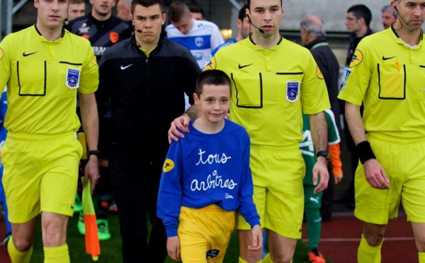 Insolite : Un enfant, un arbitre, un câlin, un carton blanc...
