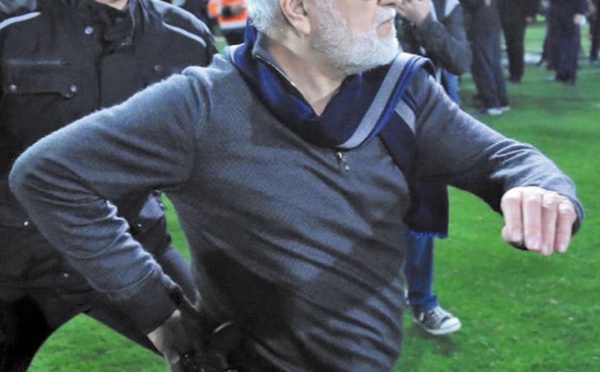 Le président du PAOK rentre sur la pelouse un pistolet à la ceinture