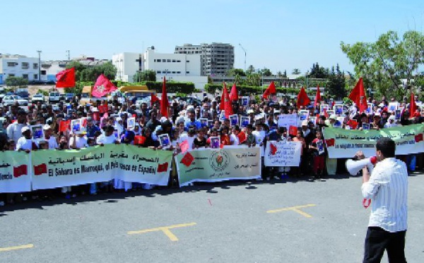 Sit-in de l’Organisation marocaine de la jeunesse sahraouie devant le consulat d’Espagne à Agadir  : Madrid et l’UE saisis du drame des séquestrés de Tindouf