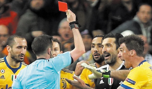 Buffon : Cet arbitre a un sac poubelle à la place du cœur