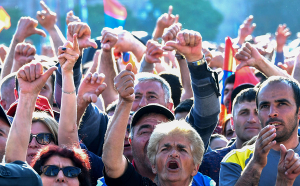 Des milliers de manifestants paralysent la capitale de l’Arménie