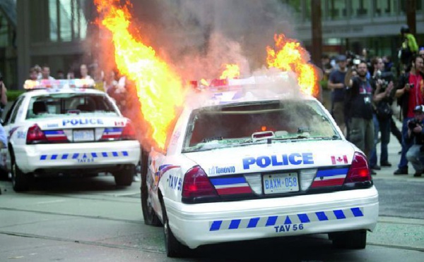 Des militants radicaux ont mis le feu à des voitures de police : Manifestations contre le G-20 à Toronto