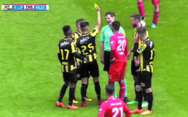 Insolite : ​ ​​Quand l’arbitre prend un  carton jaune
