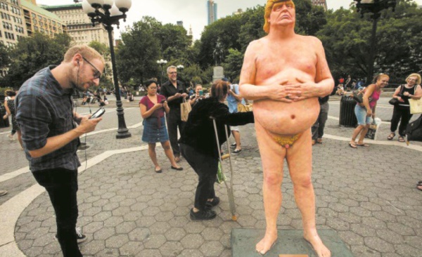 Insolite : Statue de Donald Trump nu
