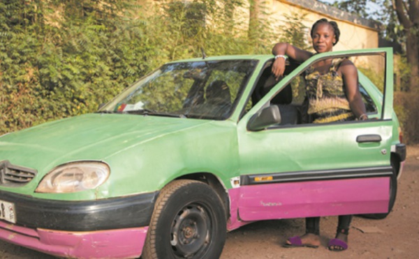Biba, unique femme chauffeur de taxi à Ouagadougou