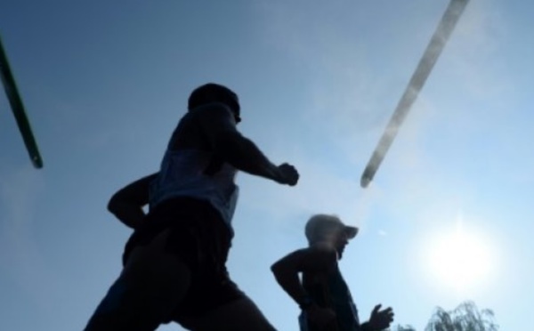 Le chewing-gum en marchant, allié contre le surpoids chez les hommes