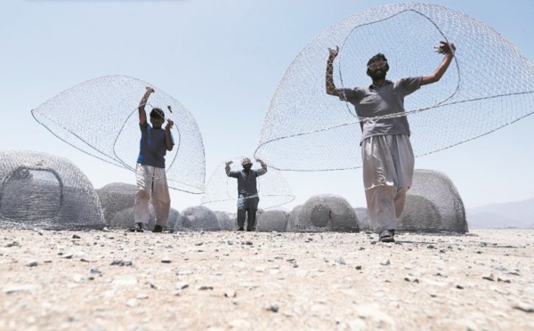 Aux Emirats, des Afghans tissent des nasses de pêche pour la vie