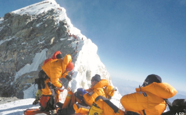 Alpinistes de l'Everest cherchent Sherpas aguerris
