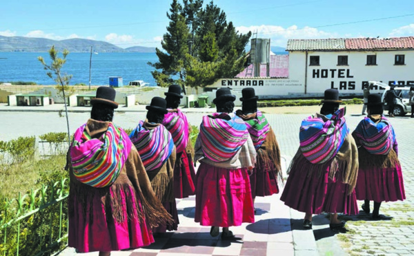 Des indigènes nettoient  le lac Titicaca pour l’exemple