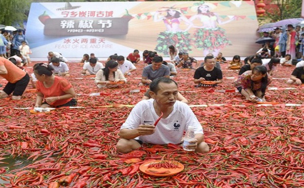 Insolite : ​​​​Il avale 50 piments en une minute