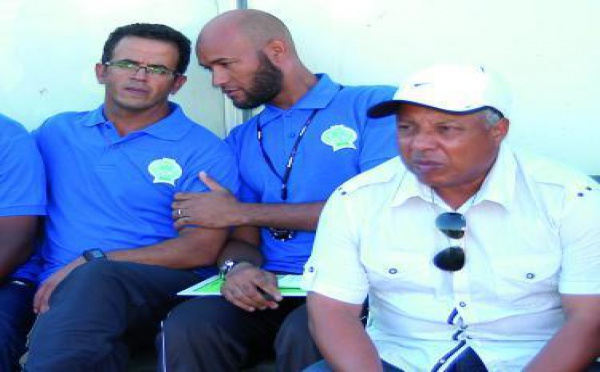 Championnat de première division : Peu  de  buts  et  des  entraîneurs  dans  les  gradins