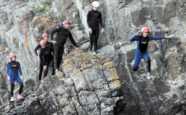 Le coasteering à l'assaut des falaises françaises