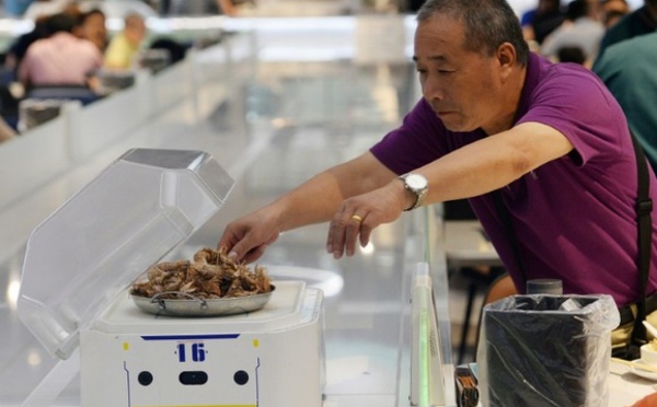 Au restaurant, le serveur est un robot