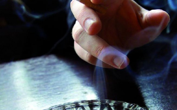 Trop peinards, les fumeurs de ce côté-ci : Fumer et enfumer au mépris de la loi