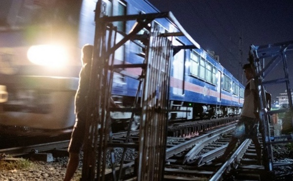 Sur les rails de Manille, on joue au chat et à la souris avec la mort