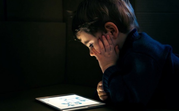 Cerveaux des enfants et smartphones, tablettes et autres jeux vidéo, ne font pas bon ménage