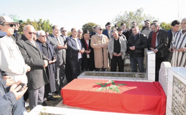 Driss Lachguar et une délégation de l’USFP se recueillent sur la tombe du martyr Omar Benjelloun