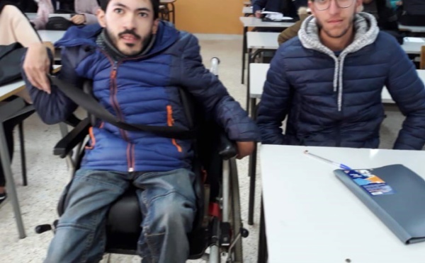 Un étudiant marocain passe ses examens malgré sa paralysie cérébrale !