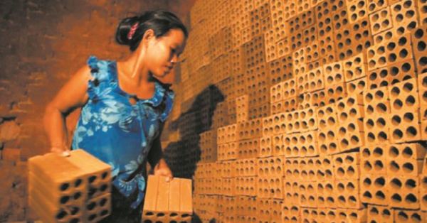 Au Cambodge, les réfugiés climatiques, esclaves modernes des fabriques de briques