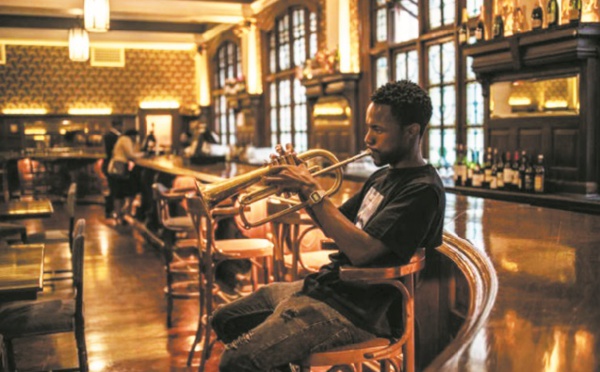 A Johannesburg, le Rand Club hérité de l'époque coloniale cherche à se refaire une image
